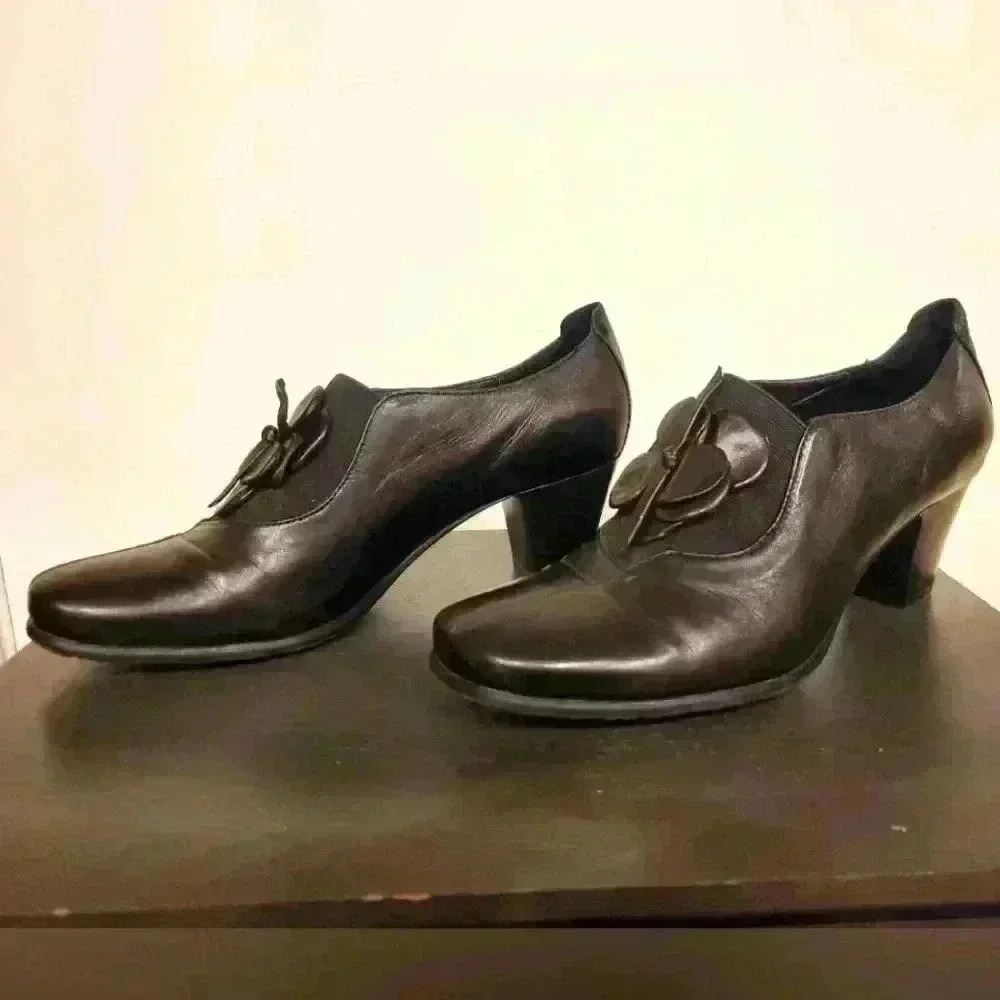 ARNOLD CHURGIN leather ankle  booties. Size 39 (8.5-9)